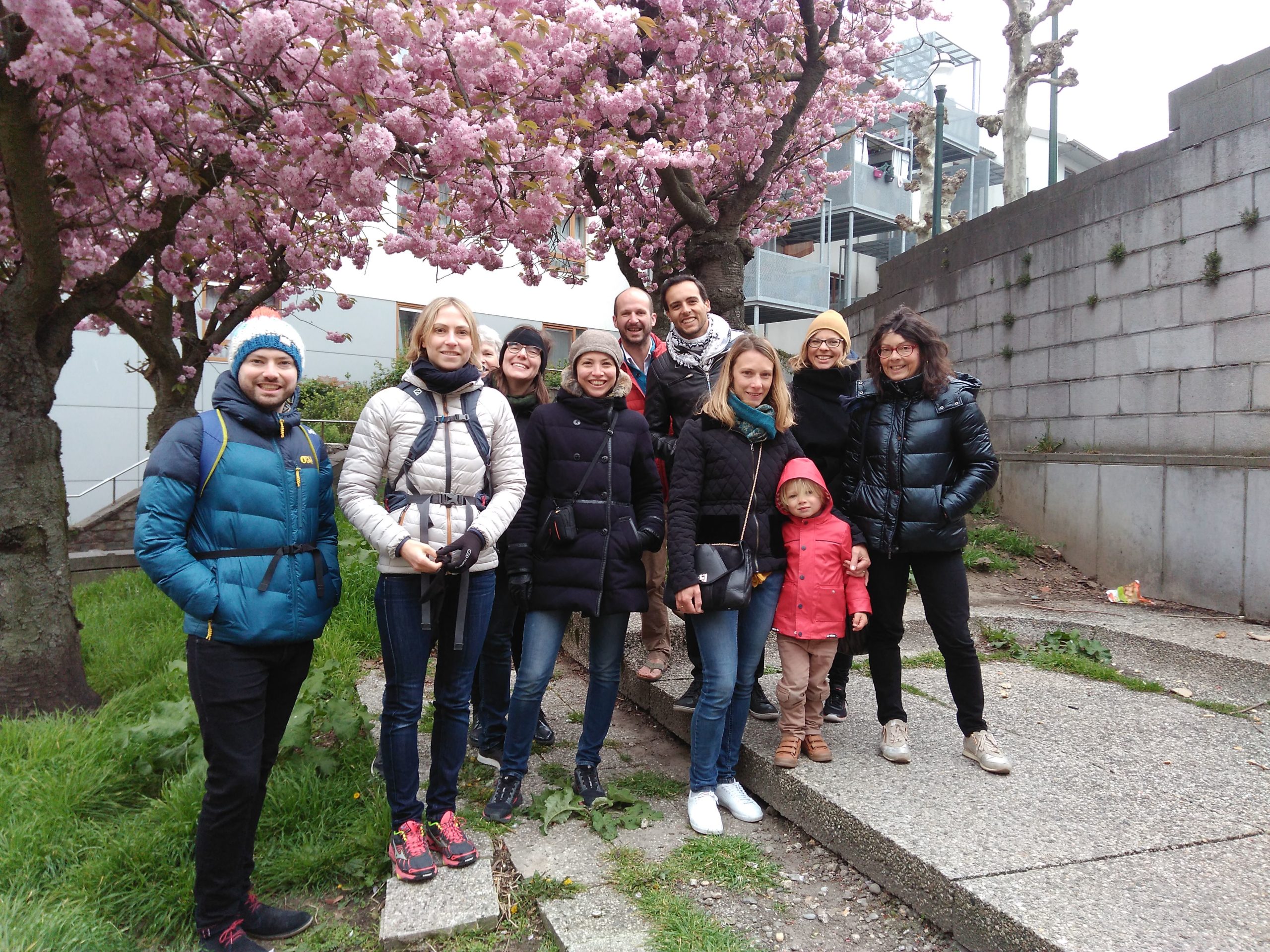 Groep voor het monument voor de levenden in de Marollen tijdens een bezoek aan Brussel 1000 jaar strijd van Brussel te voet. 