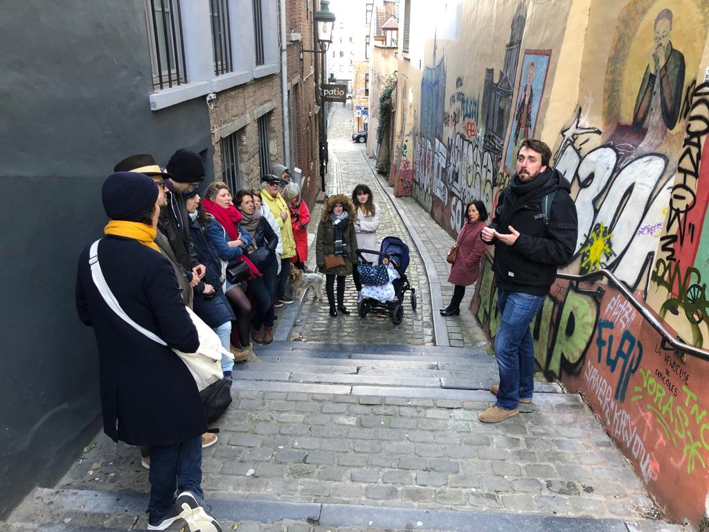 Groep gearresteerd in de Kroonluchtersstraat in de Marollen tijdens het bezoek aan Brussel 1000 jaar strijd van Brussel By Foot