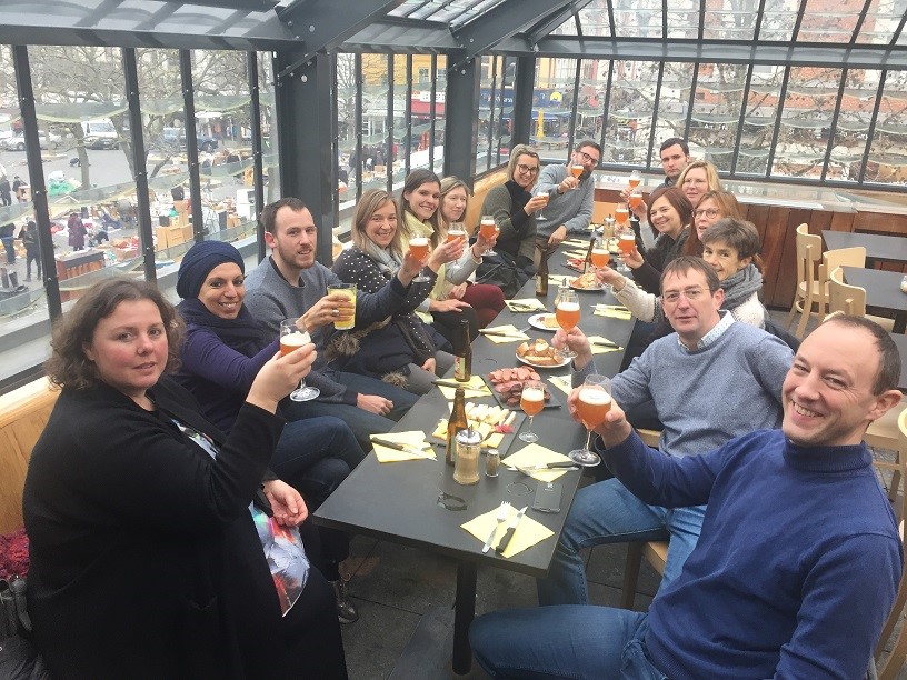 Aperitivo al final de la visita y team building para este gran grupo con Brussels BY Foot