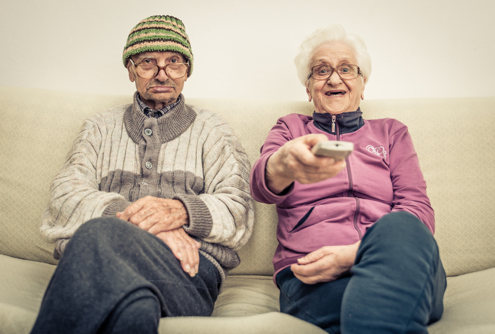 Petits vieux dans un canapé visite guidée virtuelle
